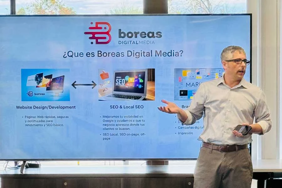 Jose Roman, founder of Boreas Digital Media, presenting the company at Rumbo al Exito in Tucson